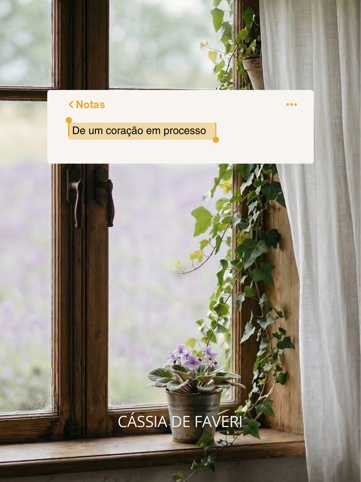 Capa do ebook Notas de um Coração em Processo em um tablet: uma janela de madeira com hera e uma violeta no parapeito, e uma nota com o título destacado.
